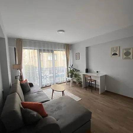 Central 1br With Balcony In A New Building 公寓